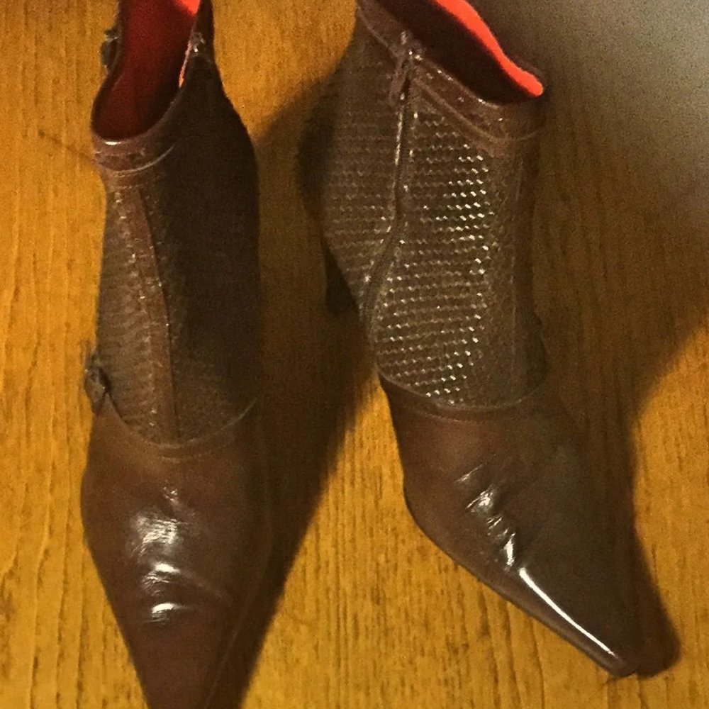 Beautiful pair of mid-ankle Simon Bay designed Italian leather boots.